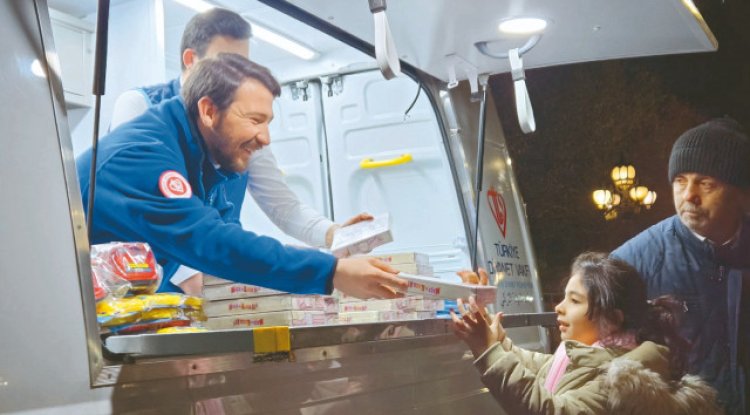 Camiden çıkan çocuklara hediye