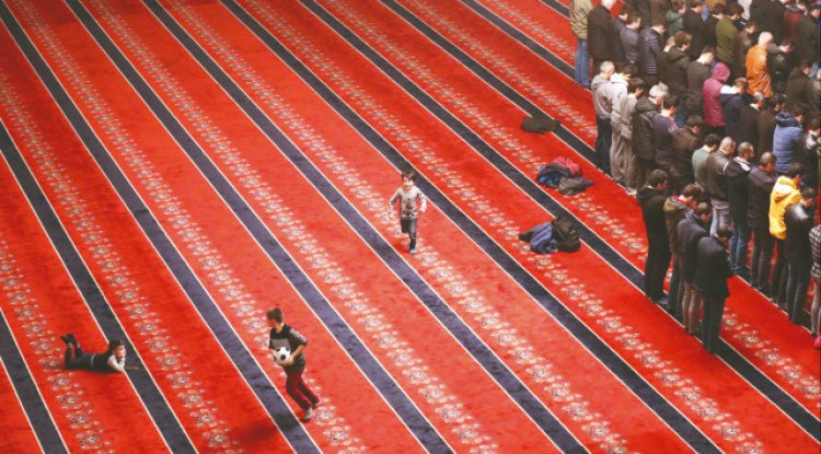 Çocuklara cami adabını küstürmeden öğretmeliyiz