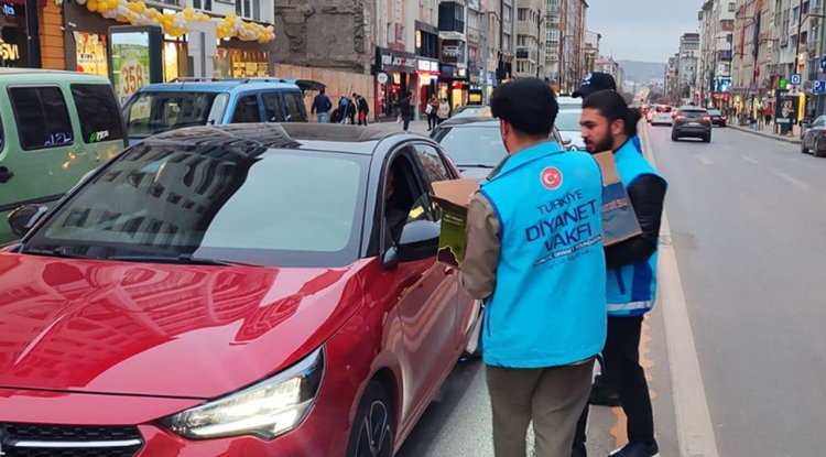 Gönüllü gençler sürücülere iftariyelik dağıttı