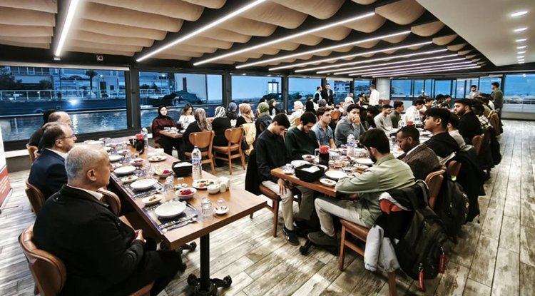 Bursa'da "İyilik Sofrası" gençler için kuruldu