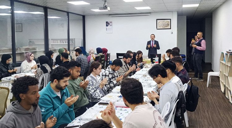 Diyanet Kitap Kahve'de gençlik iftarı düzenlendi