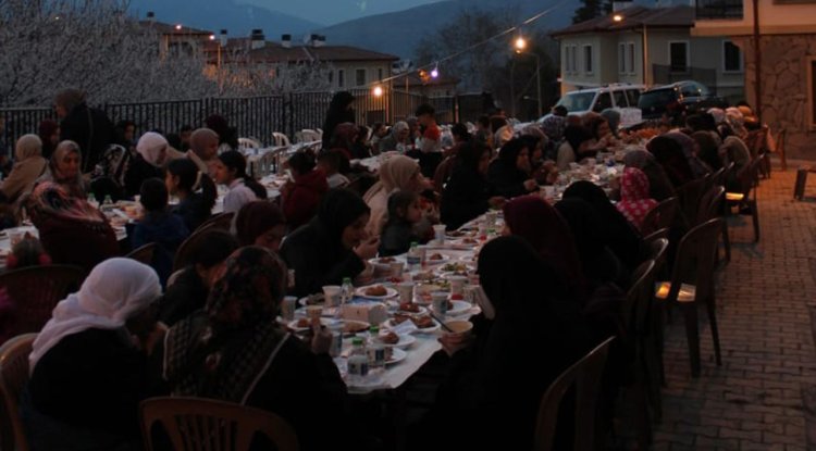 Doğanyol'da kadınlar sokak iftarında bir araya geldi