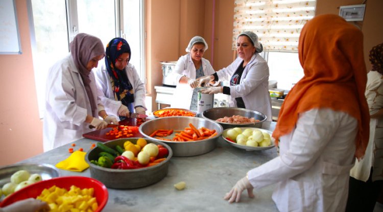Diyarbakırlı kadınlardan Ramazan seferberliği: Her gün 500 kişinin iftar sofrasını kuruyorlar