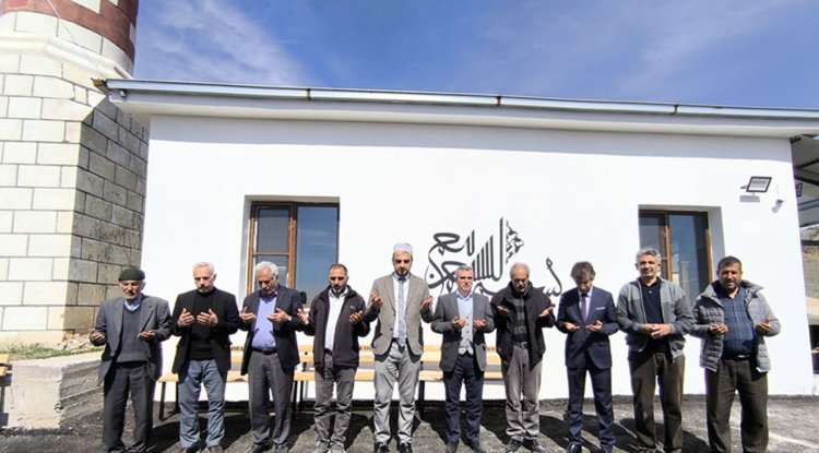 Baskil'de depremde hasar alan alan cami yeniden açıldı