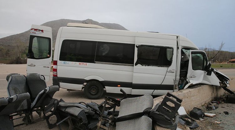 Tokat'ta istinat duvarına çarpan işçi servisindeki 21 kişi yaralandı