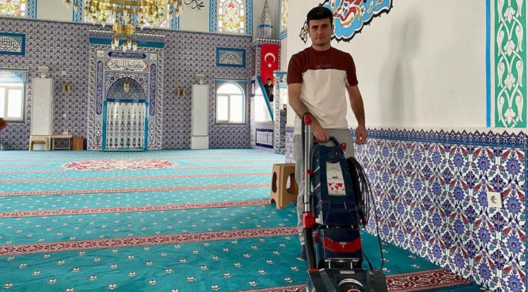 Üniversiteli gençler ramazanda camileri temizledi