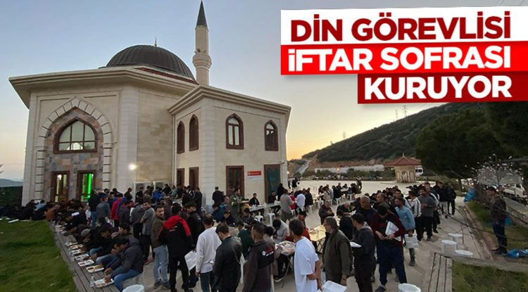 Bodrum'da bir imam, cami avlusunda iftar sofrası kuruyor