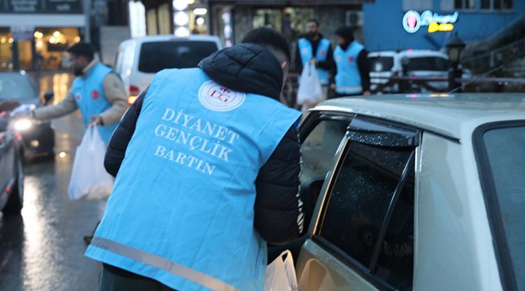 İftara yetişemeyenlere Diyanet gençlik yetişti
