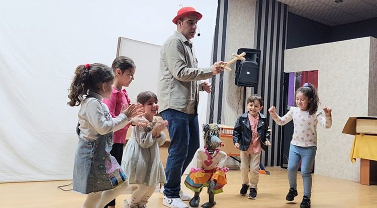 Solhan'da minikler kukla gösterisiyle eğlendi