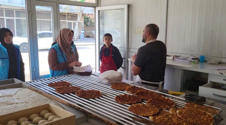Adıyaman'da kadınlar 'zimem defteri' geleneği ile ihtiyaç sahibi ailelerin borçlarını kapatıyor