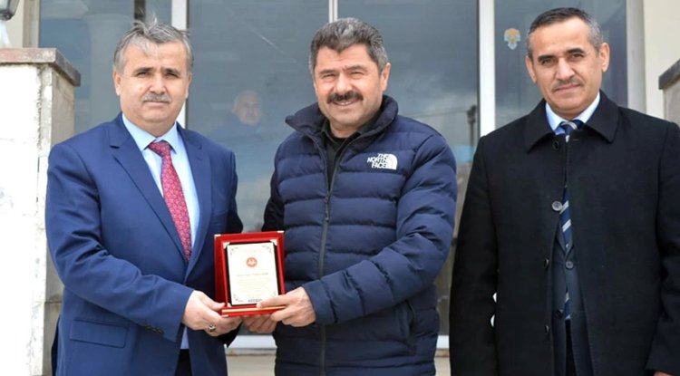 Elmadağ'da hayırseverlere plaket verildi