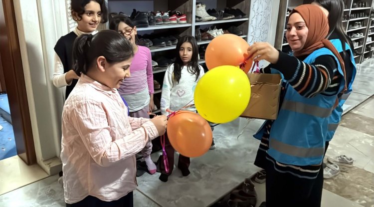 Üniversite öğrencilerinden Teravih namazına giden çocuklara hediyeler