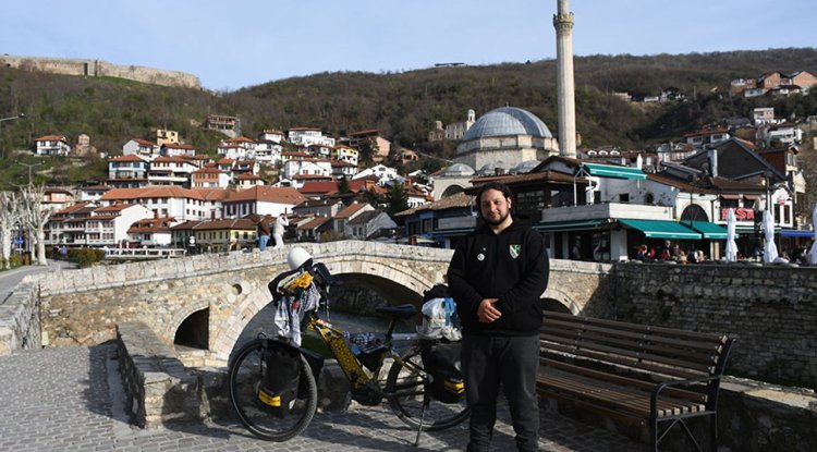 Almanya'dan bisikletle hac yolculuğuna çıkan Türk genci, Prizren'e geldi