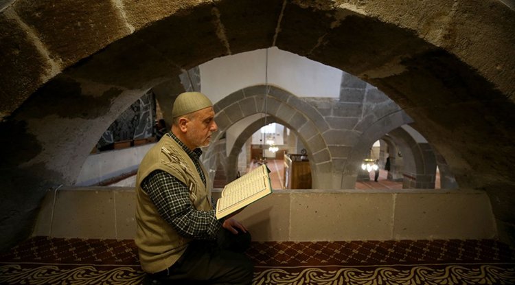 İtikaf için 25 yıldır tarihi camilerin kapılarını aralıyor