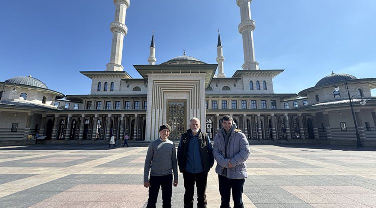 At sırtında yolculuk yapan İspanyol hacı adayları Beştepe Millet Camii'ni ziyaret etti