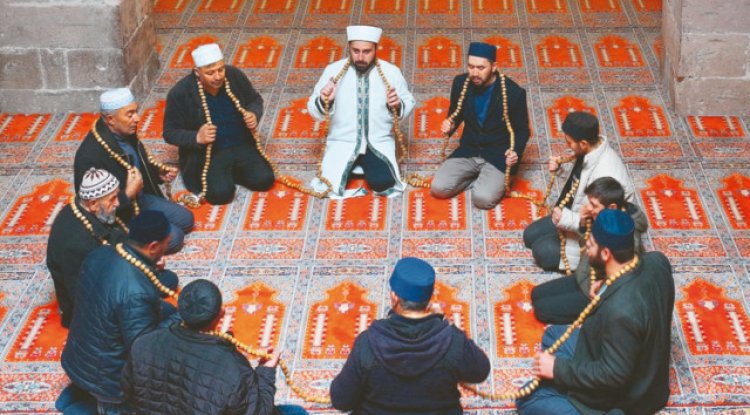 1111 taneli tespih sabırla çekiliyor