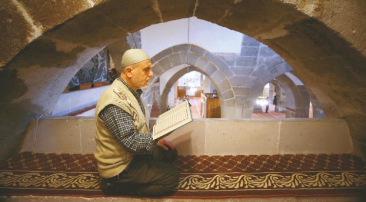 25 yıldır tarihi camilerde itikâfta