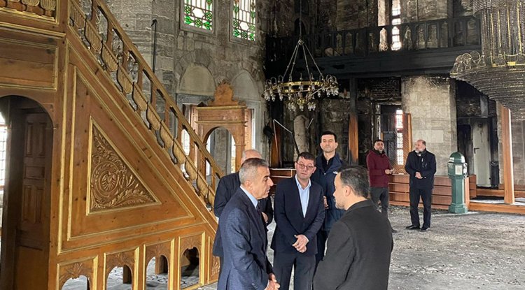 Beyoğlu'nda tarihi camide çıkan yangın söndürüldü