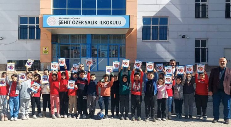 Gölbaşı Diyanet Gençlik okullara kitap bağışında bulundu