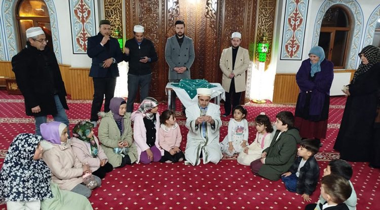 Hanak'ta minikler anneleriyle camide buluştu