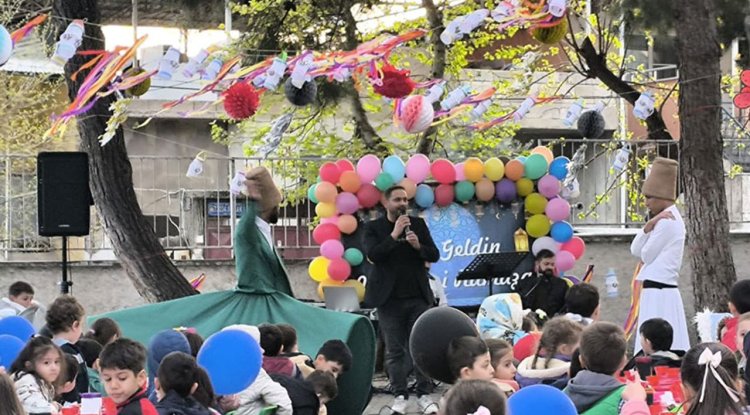 Dulkadiroğlu'nda çocuklar minare gölgesinde iftar etti