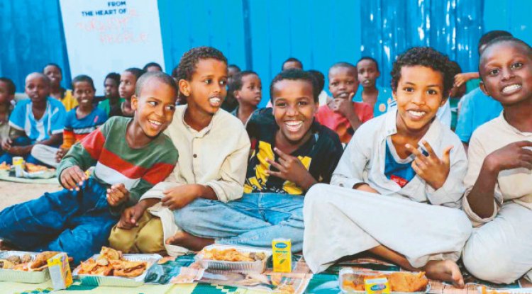 Yetimlere mutluluk dağıttılar