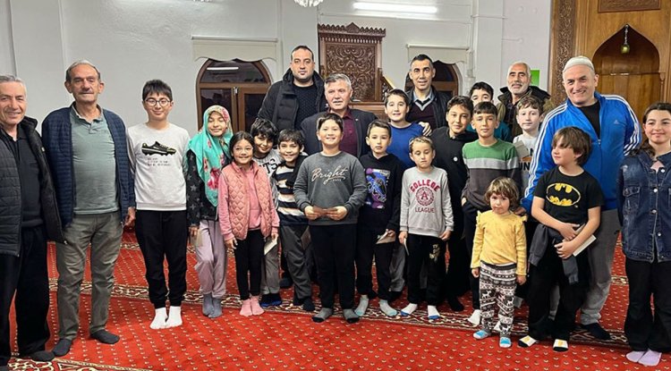 Köyceğiz'de camiye gelen çocuklara bayram harçlığı dağıtıldı