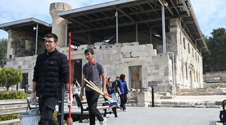Osmaniye'de gönüllü öğrenciler tarihi camiyi Ramazan Bayramı'na hazırladı