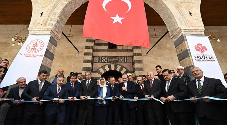 Gaziantep'te depremde hasar alan 5 asırlık Alaybey Camisi yeniden ibadete açıldı