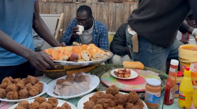 Senegalli gençlerden okyanus kıyısında gönül sofrası