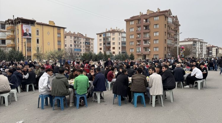 Konya'da iş insanı 6 kardeş, 16 yıldır mahalle sakinlerini iftarda buluşturuyor