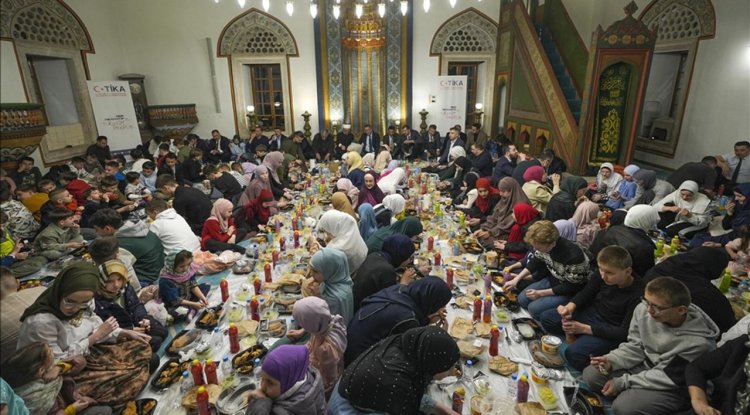 TİKA'dan Saraybosna'daki tarihi Hünkar Camisi'nde yüzlerce çocuğa iftar