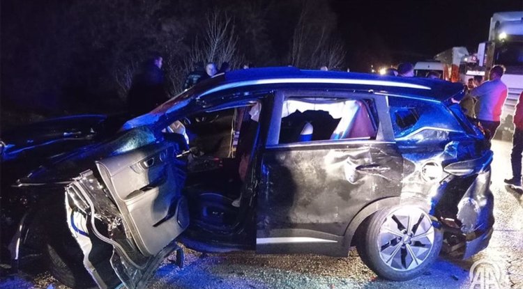 Sivas'ta yolcu otobüsü ile otomobilin çarpıştığı kazada 10 kişi yaralandı