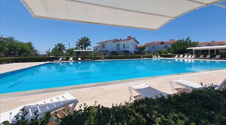 TİHEK'ten tesettürlü mayoyla çocukları havuza almayan tatil sitesine üst sınırdan ceza