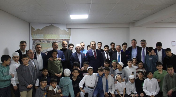 Muğla Valisi Akbıyık, hafızlarla iftar sevincini paylaştı