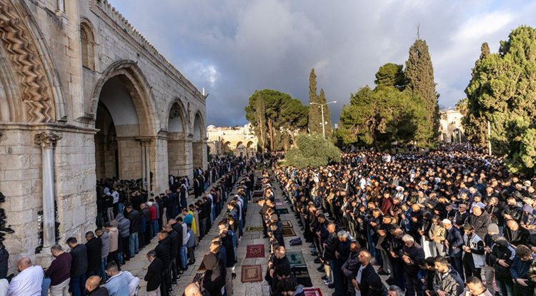 Mescid-i Aksa'da bayram namazını 120 bin kişi kıldı