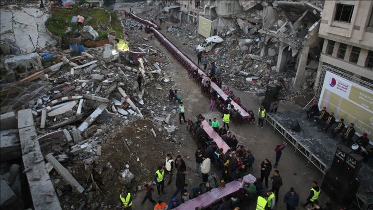 Gazze Şeridi'nin kuzeyinde Filistinliler, yıkım ve enkaz arasında ilk iftarlarını açtı