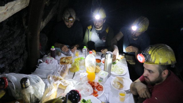 Zonguldak'ta madenciler 200 metre derinde ilk sahurlarını yaptı