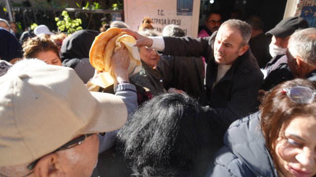 Antalya'da 13 yıllık ramazan geleneği devam ediyor: Günde 650 pide vatandaşlara dağıtılıyor