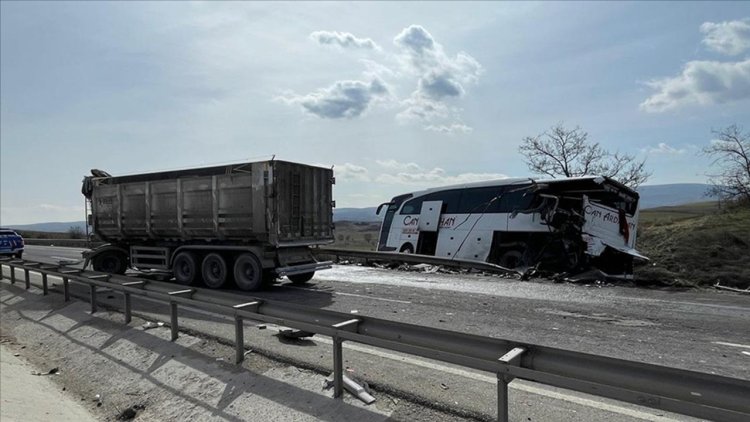 Bilecik'te tırın yolcu otobüsüne arkadan çarptığı kazada 11 kişi yaralandı