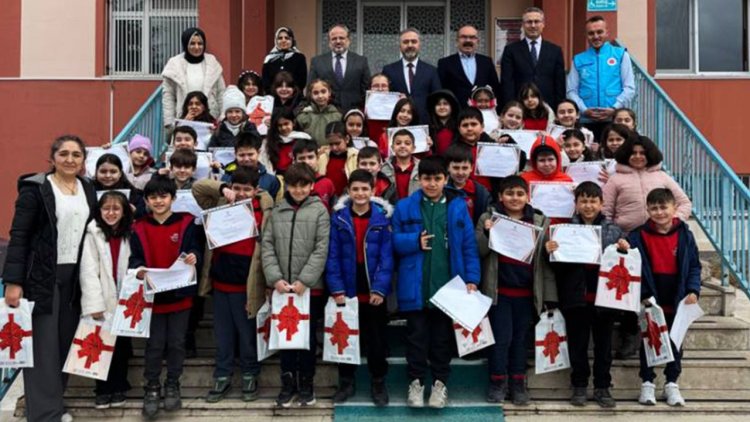 İlkokul öğrencilerinden deprem bölgesine anlamlı bağış