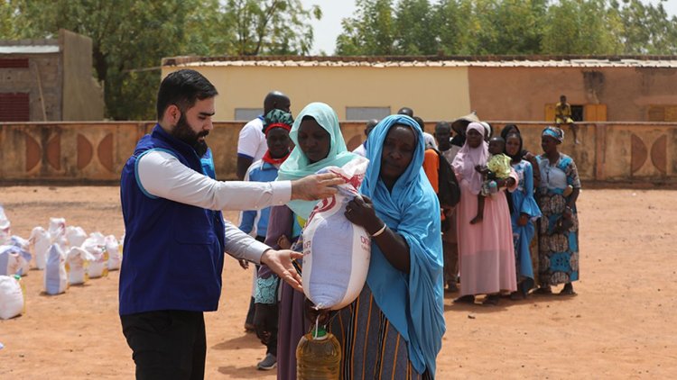 TDV, Mali'nin kuzey bölgelerindeki savaştan etkilenen halka gıda yardımı yaptı