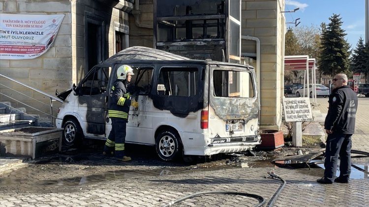 Eskişehir'de cami bahçesinde yanan kamyonetteki 4 çocuk yaralandı