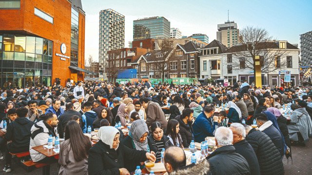 Hollanda'da 1600 kişilik sokak iftarı