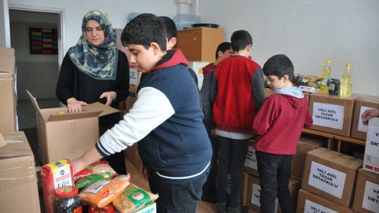 Muş'ta ortaokul öğrencileri harçlıklarıyla ihtiyaç sahiplerine ramazan kolisi hazırladı