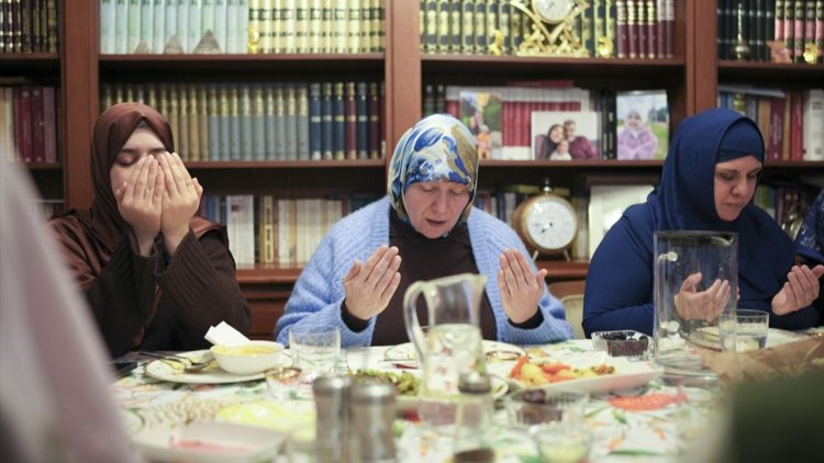 İspanyol ve Güney Amerikalı Müslüman turistler, Türk ailenin iftar sofrasında buluştu