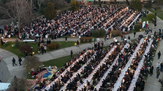 Boğaziçi Üniversitesi'nde gelenek bozulmadı: Dev iftar sofraları kuruldu