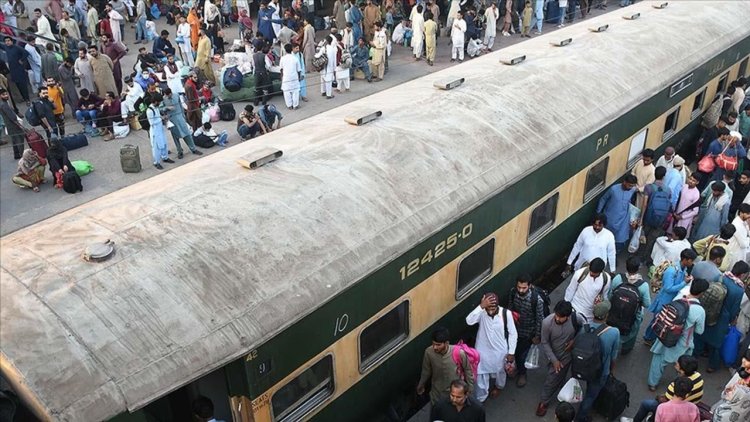 Pakistan'ın Belucistan eyaletinde yaklaşık 500 kişinin bulunduğu trene silahla saldırı düzenlendi