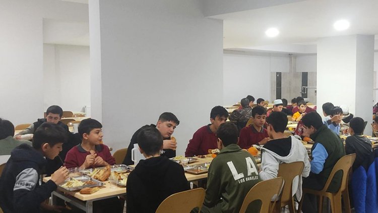 Müftülük personeli Kur'an kursu öğrencileriyle iftar açtı