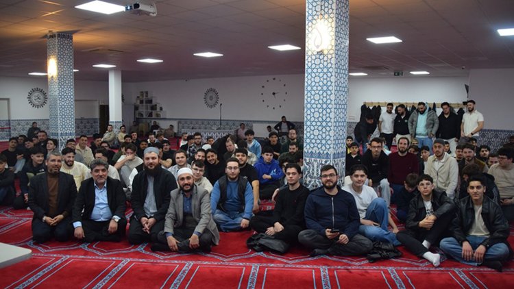 Hannover'de gençler iftarda buluştu